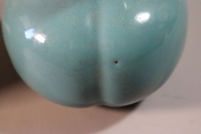 null CHINE, XIXe siècle	
Deux vases double-gourdes en porcelaine émaillée turquoise
pouvant...
