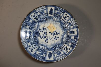 null CHINE, Kraak, XVIIe siècle	
Ensemble de cinq coupes et une coupelle en porcelaine...