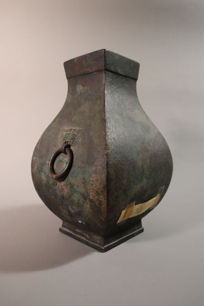 null CHINE, Dynastie HAN (206 av. JC - 220 ap. JC)	
Vase de forme ""fanghu"" en bronze...