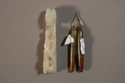 null CHINE, XIXe siècle	
Fibule en néphrite jade (néphrite), le crochet en forme...