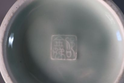 null CHINE, XXe siècle
Vase de forme meiping en porcelaine émaillée céladon moulée...