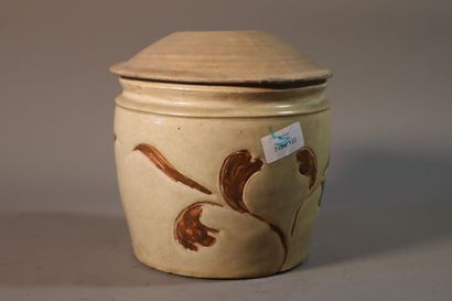 null VIETNAM, Tanhoa, XIIe/XIVe siècle	
Pot couvert en grès émaillé beige et brun...