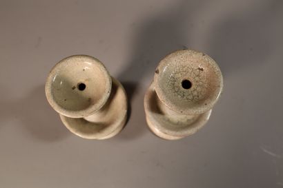 null CHINE, Dynastie MING (1368 - 1644)	
Paire de bougeoirs en porcelaine 
à couverte...