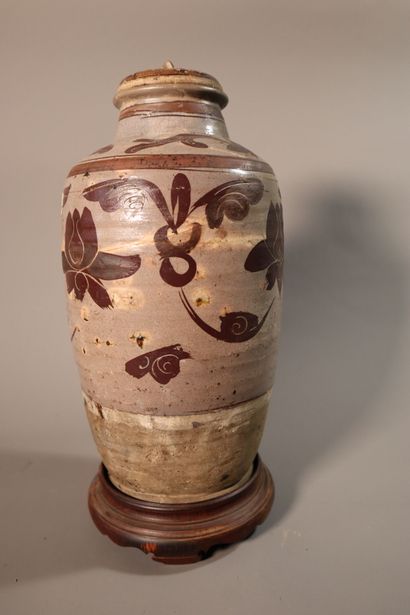null CHINA, Cizhou kilns, MING Dynasty (1368 - 1644)
Oblong jar in beige glazed stoneware...