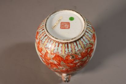 null CHINA, Republic period - MINGUO (1912 - 1949)
Vase with low body in polychrome...
