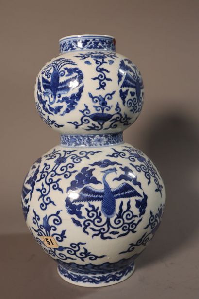 null CHINE, XXe siècle
	
Vase de forme double gourde en porcelaine 
décorée en bleu...