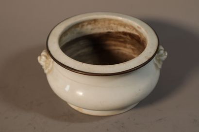 null CHINE, Epoque KANGXI (1662 - 1722)	
Brûle-parfum en porcelaine émaillée blanc...