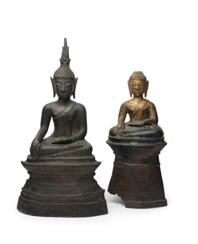 null LAOS, XVIIIe/XIXe siècle	
Deux statuettes de bouddha Maravijaya en bronze, 
assis...