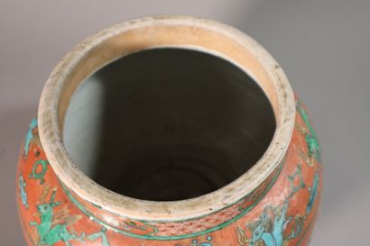 null CHINE, Epoque KANGXI (1662 - 1722)	
Jarre balustre en porcelaine émaillée rouge,...