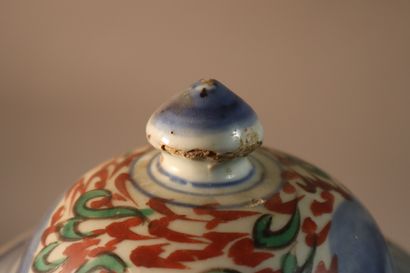 null CHINE, Période Transition, XVIIe siècle	
Jarre balustre et couverte en porcelaine...