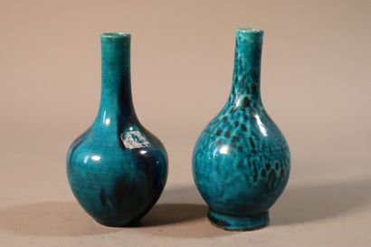 null CHINE, Epoque KANGXI (1662 - 1722)	
Deux vases bouteille en porcelaine émaillée...