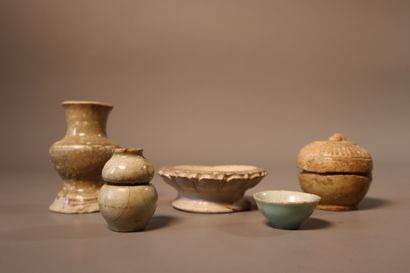 null VIETNAM, XIIe/XIVe siècle	
Coupe, petit vase, petit bol et deux vases balustres...