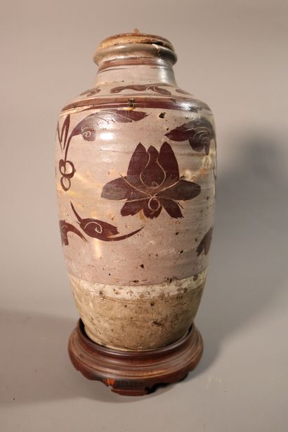 null CHINA, Cizhou kilns, MING Dynasty (1368 - 1644)
Oblong jar in beige glazed stoneware...