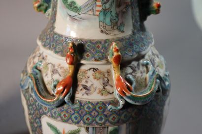 null CHINE, Canton, XIXe siècle	
Paire de vases balustres en porcelaine 
décorée...