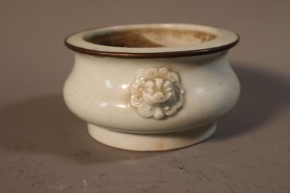 null CHINE, Epoque KANGXI (1662 - 1722)	
Brûle-parfum en porcelaine émaillée blanc...