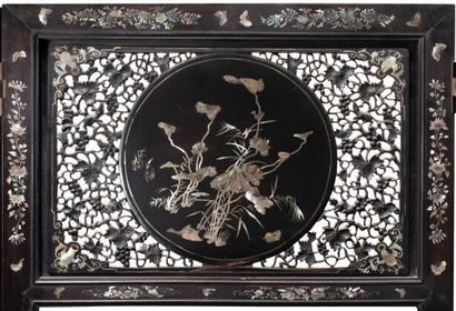null VIETNAM, About 1900
Four-leaf screen in wood inlaid with mother-of-pearl and...