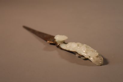 null CHINE, XVIIIe siècle	
Coupe papier formé par une fibule en jade (néphrite) céladon...