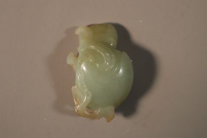 null CHINE, Dynastie QING (1644 - 1911)	
Groupe en jade (néphrite) céladon et rouille,...