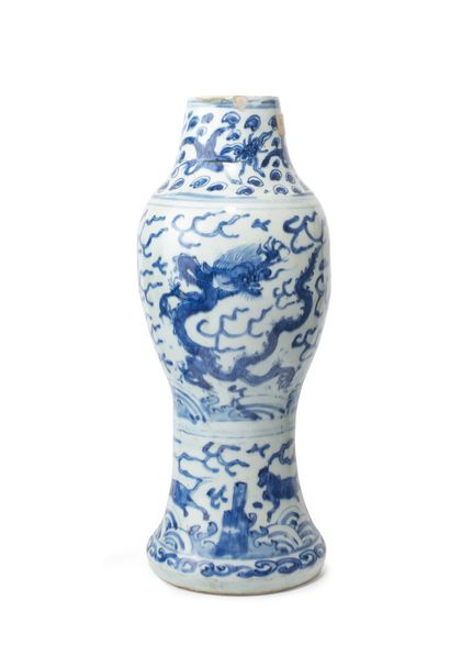 null CHINE, Epoque WANLI (1572 - 1620)	
Vase de forme balustre à col étroit en porcelaine...