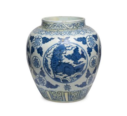 null CHINE, Epoque WANLI (1572 - 1620)	
Jarre de forme balustre en porcelaine 
décorée...