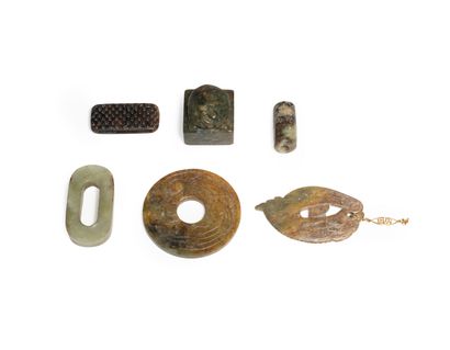 null CHINE, Dynastie MING (1368 - 1644)	
Ensemble en jade (néphrite) comprenant :
-...