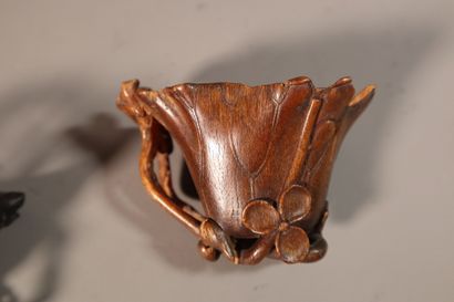 null CHINE, XVIIe/XVIIIe siècle	
Coupe libatoire en corne de rhinocéros, en forme...