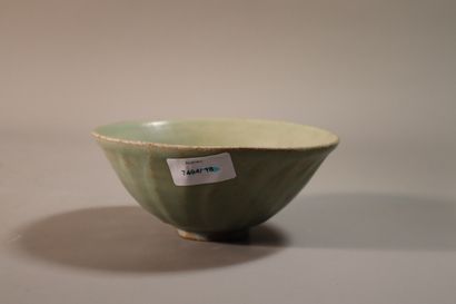 null CHINA, Longquan kilns, SONG Dynasty (960 - 1279)
Bowl in celadon glazed stoneware
with...