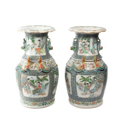 null CHINE, Canton, XIXe siècle	
Paire de vases balustres en porcelaine 
décorée...
