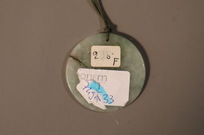 null CHINE, XXe siècle

Ensemble comprenant cinq pendentifs 
- l'un en jade (néphrite)...