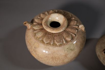 null VIETNAM, Tanhoa, 12th/13th century
Three beige glazed stoneware pots with cracks,...