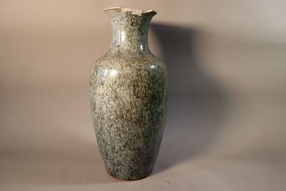 null CHINE, XIXe siècle	
Grand vase à col évasé en porcelaine émaillée gris et vert...