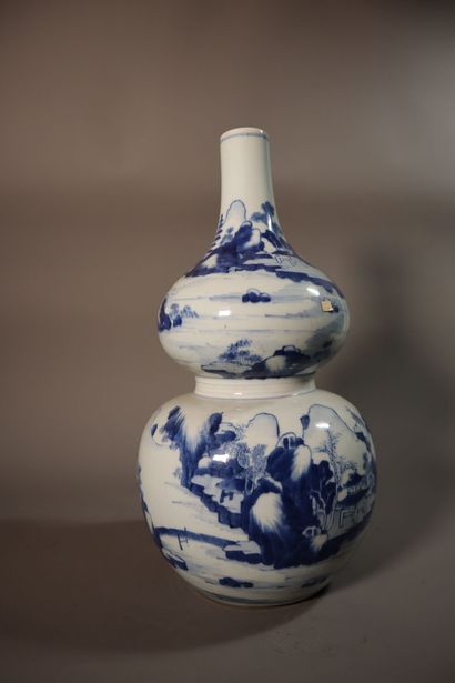 null CHINE, Epoque KANGXI (1662 - 1722)	
Grand vase de forme double gourde en porcelaine...