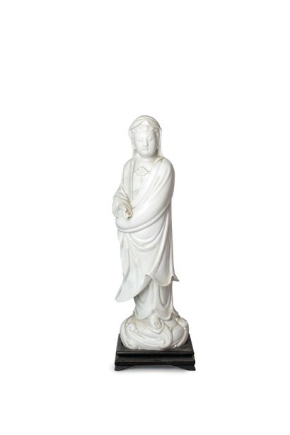 null CHINE, Dehua, XIXe siècle	
Statuette de Guanyin debout sur un socle en forme...