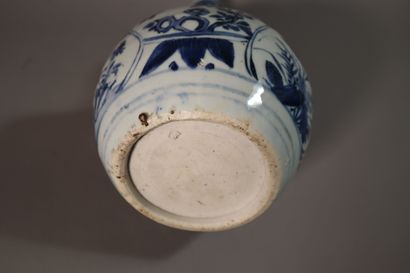 null CHINE, Epoque WANLI (1572 - 1620)	
Vase de forme double gourde en porcelaine...