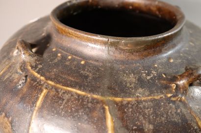 null CHINE, HENAN, Dynastie SONG (960 - 1279)	
Grande jarre côtelée à anses en grès...