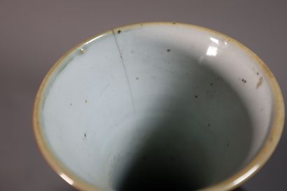 null CHINE, XIXe siècle	
Vase de forme "shangping" en porcelaine émaillée noire....
