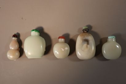 null CHINE, XIXe siècle	
Ensemble comprenant cinq flacons tabatières en jade (néphrite)...