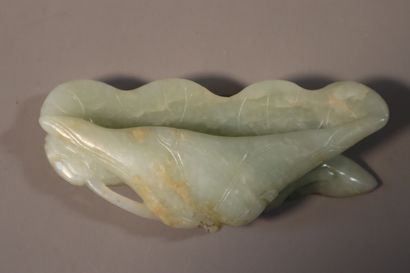 null CHINE, Dynastie QING (1644 - 1911)	
Feuille de lotus repliée en jade (néphrite)...