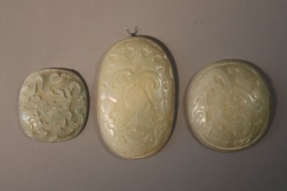 null CHINE, XIXe siècle	
Trois plaques de ruyi en jade (néphrite) céladon, 
- deux...