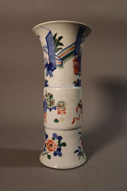 null CHINE, XIXe siècle	
Vase de forme "gu" en porcelaine 
décorée en bleu sous couverte,...