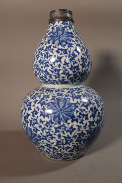 null CHINE, XIXe siècle	
Vase de forme double gourde en porcelaine 
décorée en bleu...