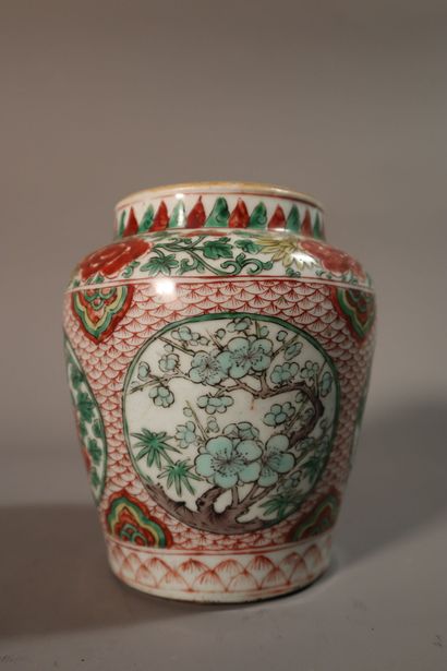 null CHINE, Epoque KANGXI, (1662 - 1722)	
Pot en porcelaine décorée en émaux verts,...