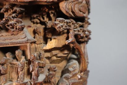 null CHINE, XIXe siècle	
Grand porte-pinceaux en bambou 
sculpté en relief de cavaliers...