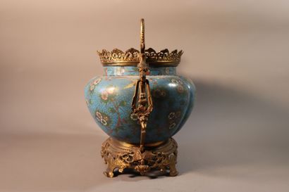 null CHINE, XIXe siècle	
Garniture comprenant une paire de vases balustres et une...