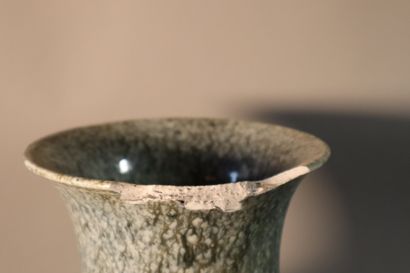 null CHINE, XIXe siècle	
Grand vase à col évasé en porcelaine émaillée gris et vert...