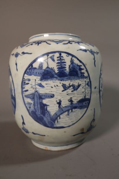 null CHINE, époque KANGXI (1662 - 1722)	
Pot en porcelaine décorée en bleu sous couverte...