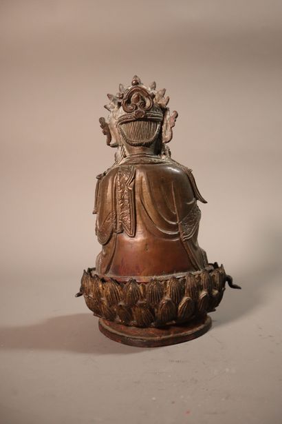 null CHINE, Dynastie MING (1368 - 1644)	
Statuette de Guanyin en bronze à patine...