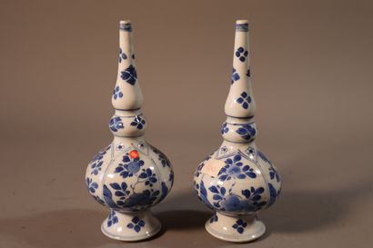 null CHINE, Epoque KANGXI (1662 - 1722)	
Paire d'aspersoirs en porcelaine décorée...