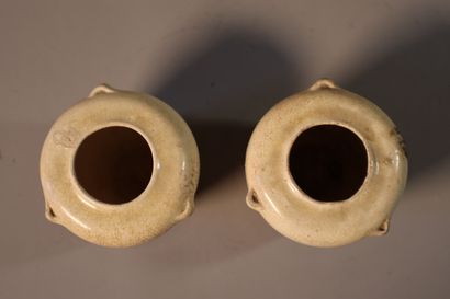 null VIETNAM, Tanhoa, XIVe/XVe siècle	
Paire de petits pots balustres à trois anses...