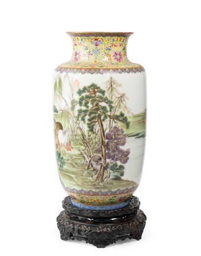 null CHINE, Epoque de la République - MINGUO (1912 - 1949)	
Vase de forme rouleau...